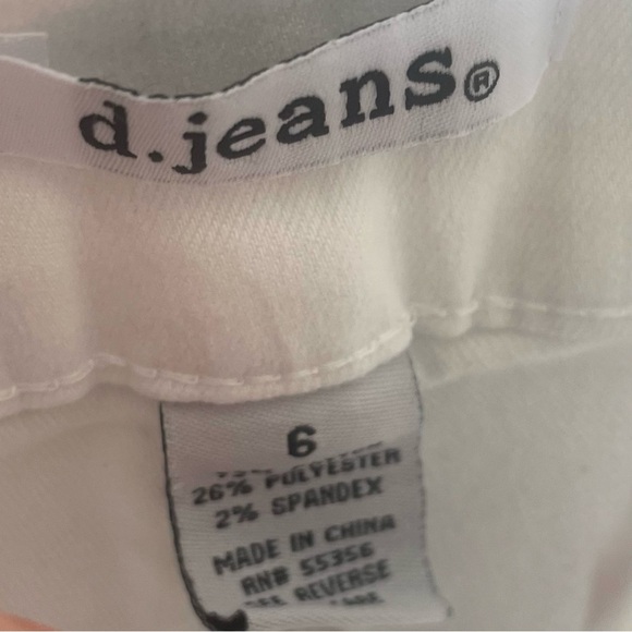 D. Jeans Lady’s Capris in White; Size 6 - Picture 5 of 5